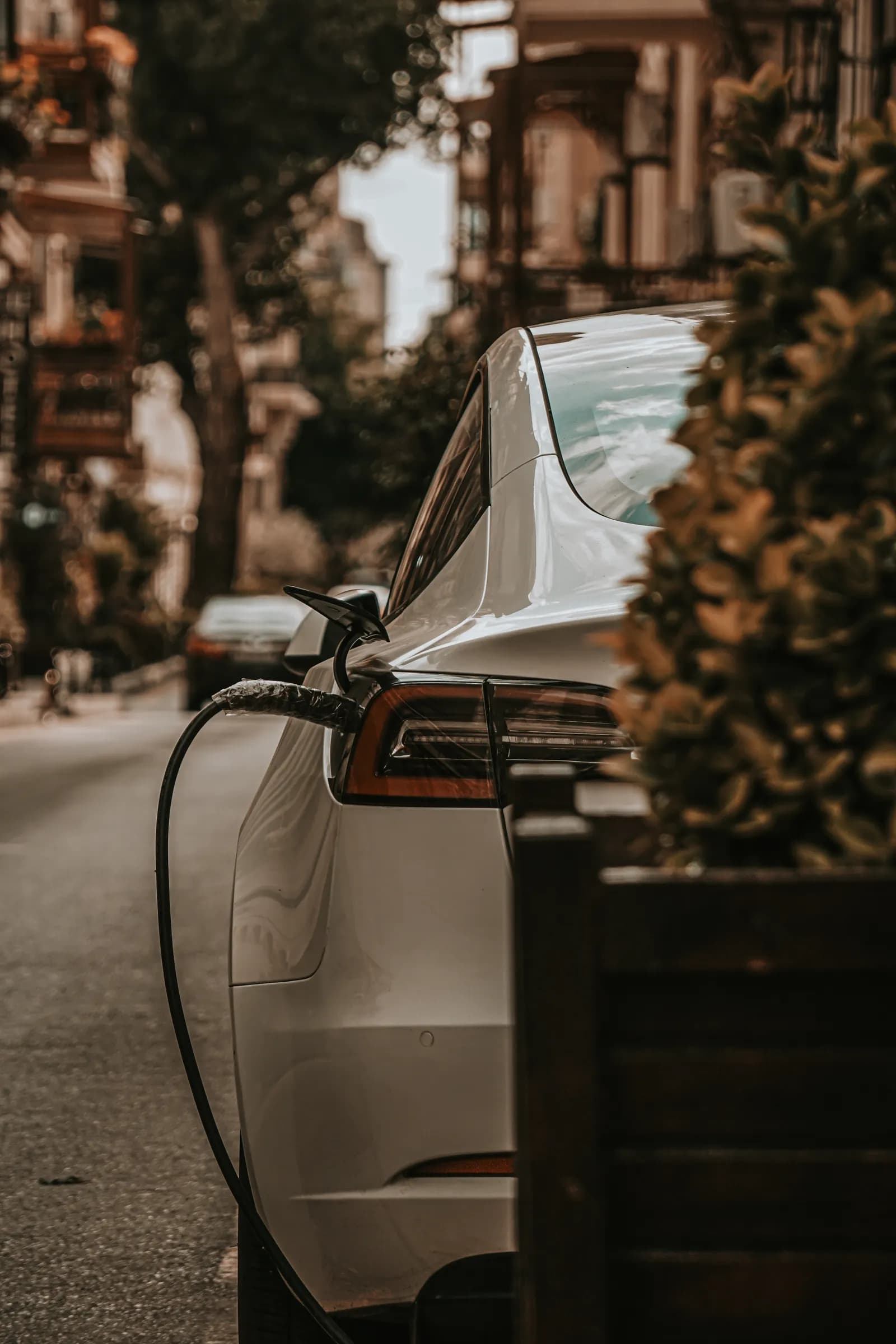 Laadkabel aangesloten op een elektrische auto