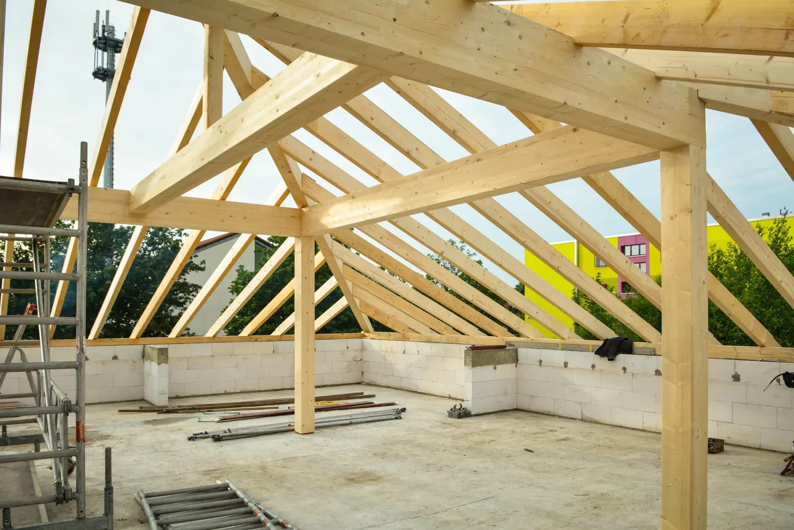Houten dakconstructie op een gebouw in aanbouw