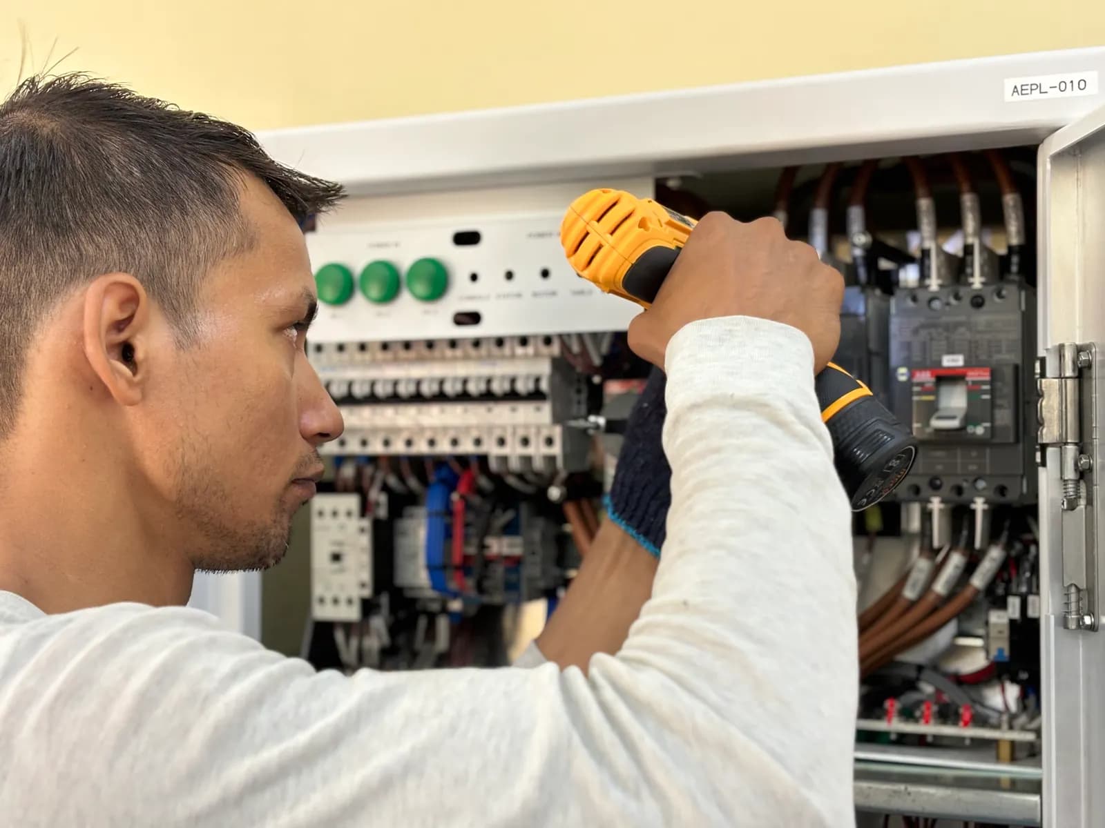 Vakman aan het werk bij een elektrische verdeelkast