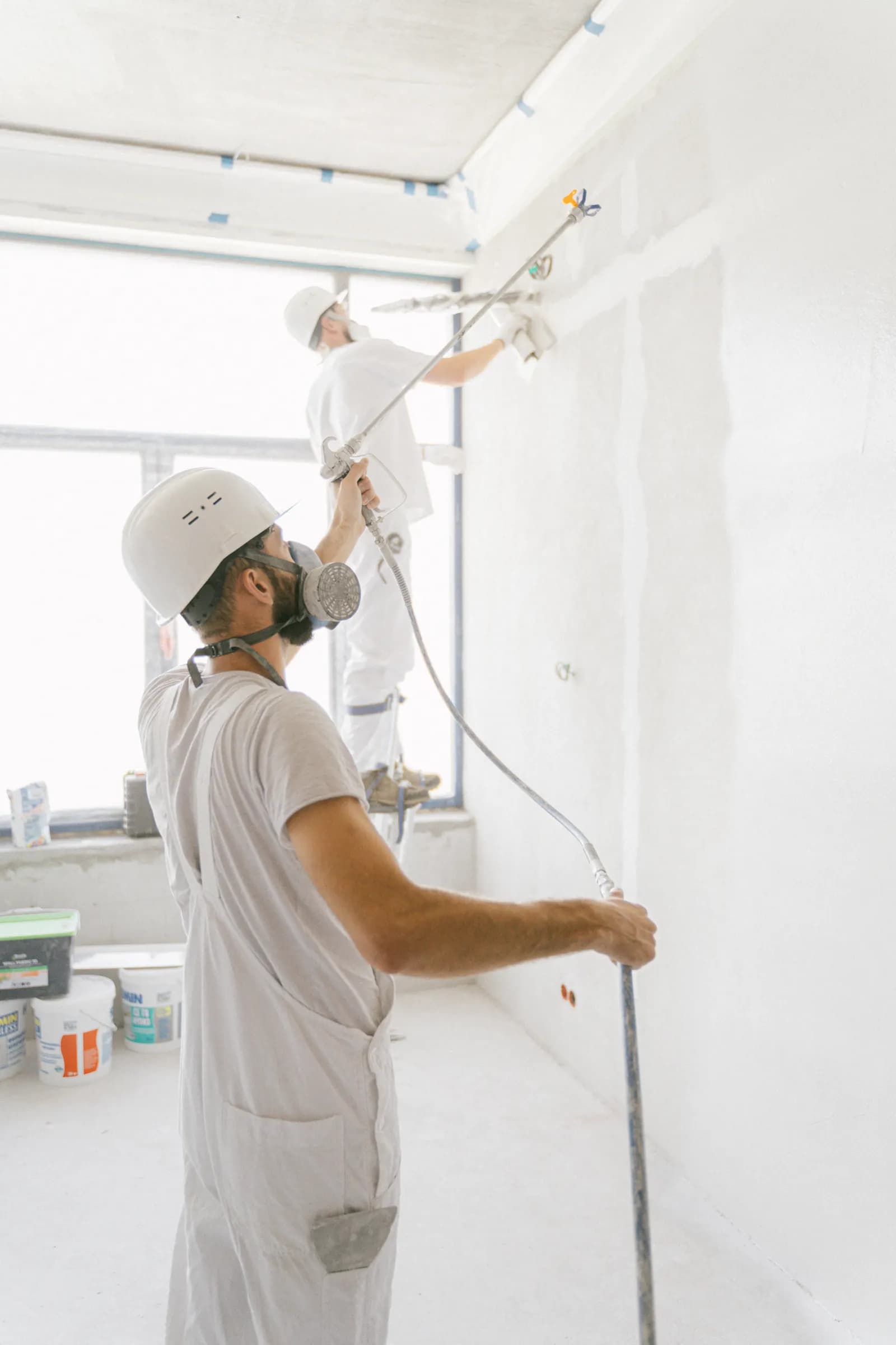 Schilders aan het werk in een lichte binnenruimte