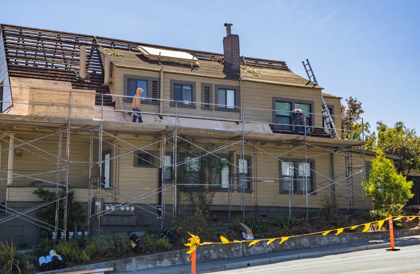 Woning met stelling tijdens dakrenovatie