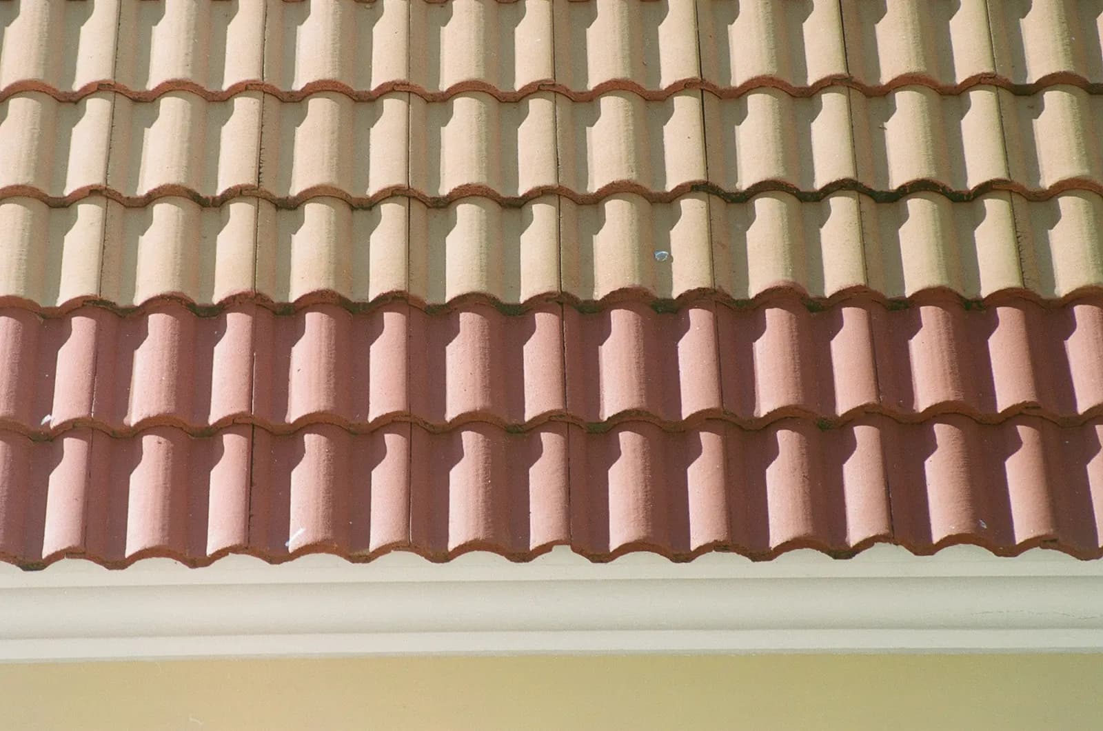 Close-up van overlappende dakpannen